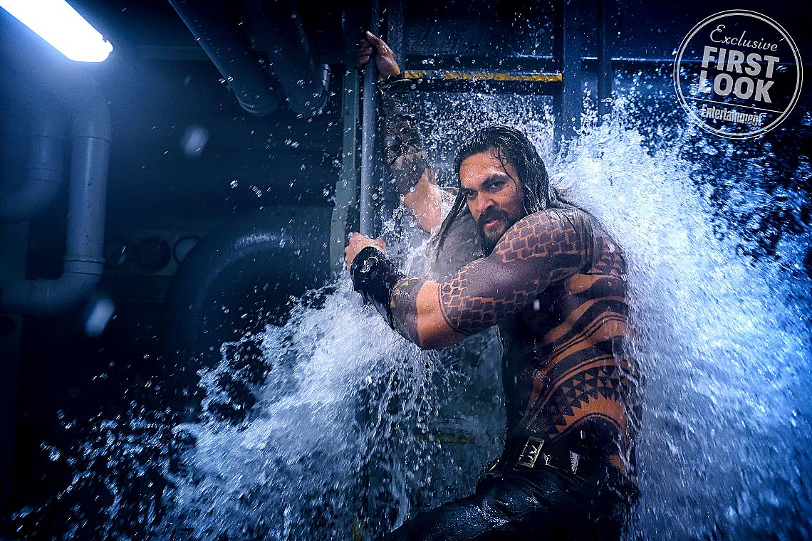 Аквамен (Джейсън Момоа) защитава подводница нападната от пирати.
