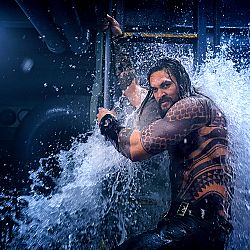 Аквамен (Джейсън Момоа) защитава подводница нападната от пирати.