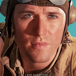 Кийн Джонсън в ролята на главен авиационен радиотехник Джеймс Мъри в “Битката за Мидуей”