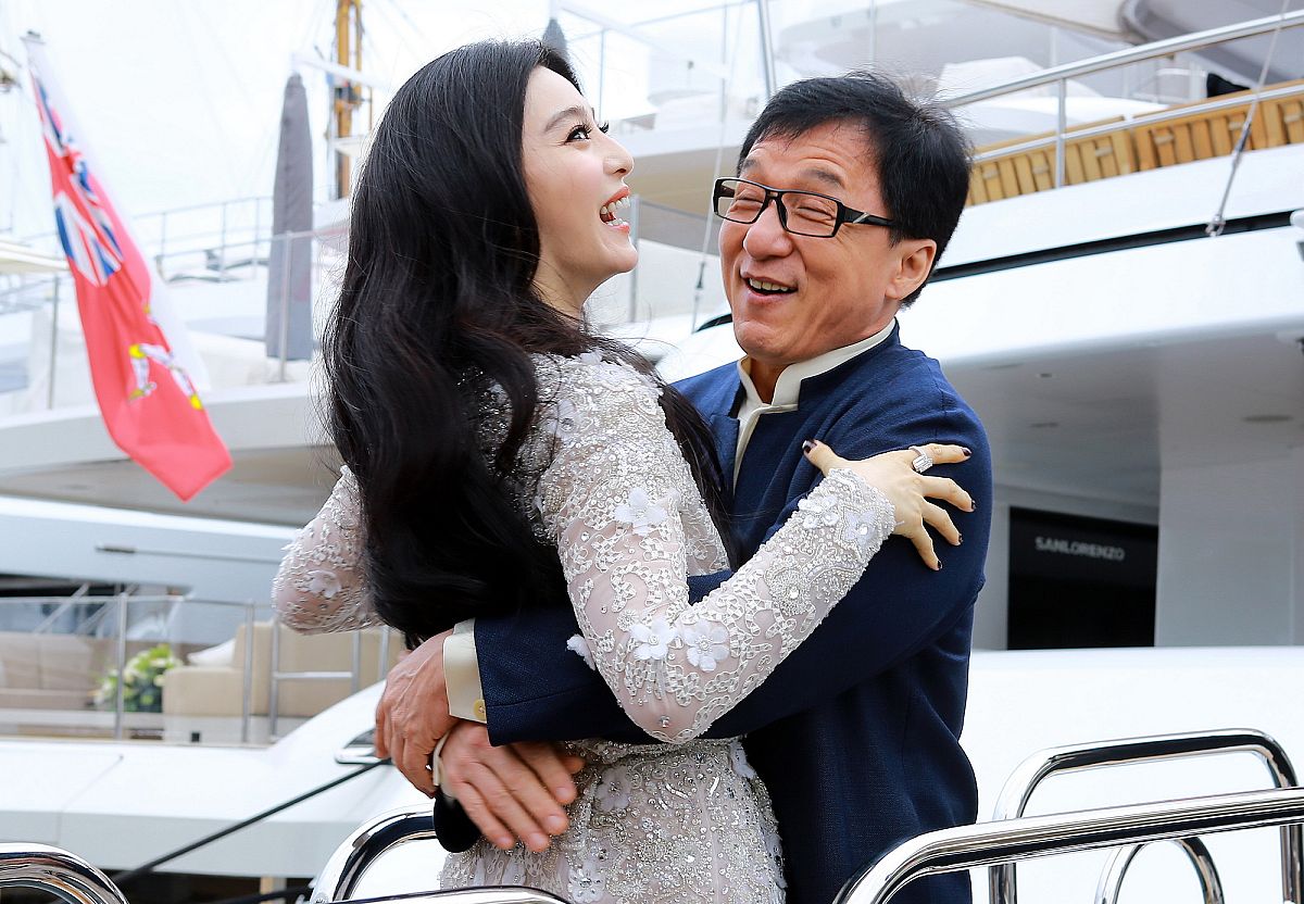 Хонконгската кунгфу суперзвезда Джеки Чан (вдясно) прегръща китайската актриса Фан Бинбин на пресконференция за филма &quot;Skiptrace&quot; по време н...