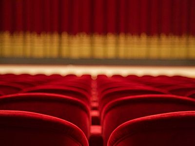 Варненският драматичен театър кани днес на премиерата на „Дамата с камелиите“