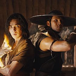 Луди Лин като Лиу Канг и Макс Хуанг като Кунг Лао в Mortal Kombat.