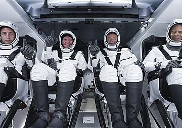 Екипаж, съставен изцяло от космически туристи, замина за МКС