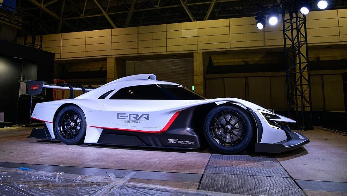 Subaru представи изцяло електрически състезателен автомобил STI E-RA на автомобилното изложение в Токио. 